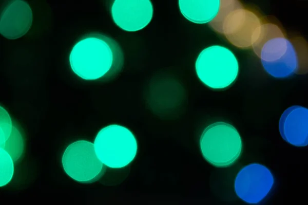 抽象的な夜の光ボケの背景に焦点を当てた。クリスマスの背景. — ストック写真