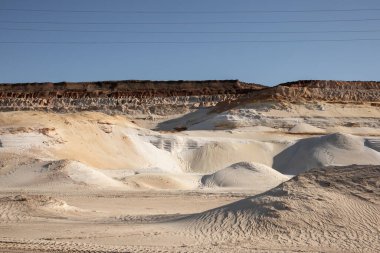 Ukrayna çölü. Bir sürü kum. Kum tepeleri. Çöl manzarası.
