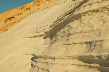 Kabartmalı beyaz kumdan yapılmış kum dağları. Çöl manzarası. 