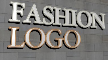 Duvarında ikon olan 3 boyutlu moda logosu ve ayna zemininde konsept ve slayt gösterisi sunumu için metalik kübik harflerle düzenlenmiş metin. arkaplan ve resimleme