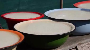 Lagman için büyük bir porsiyon pirinç hazırlıyorum.