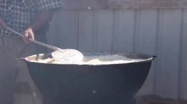 Lagman pirinç pişirme işlemi