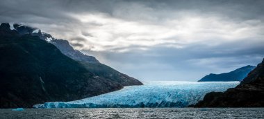 Antarktika 'da buz oluşumu. Bu buz bahçesinin bulunduğu yer Gerlache Boğazı 'nın hemen ilerisinde.