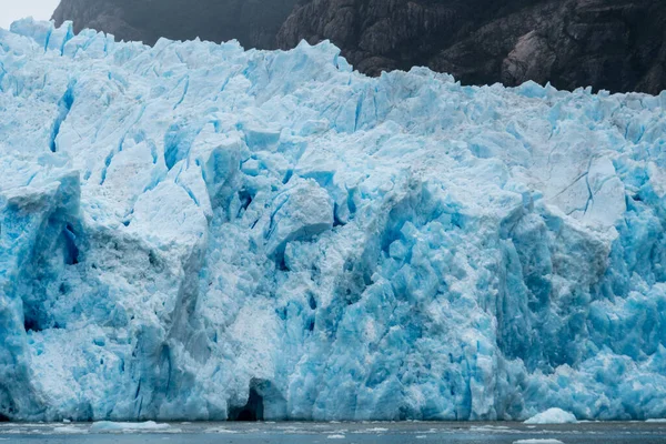 南極の氷層 ガーラッシュ海峡の向こうに氷の庭があります — ストック写真