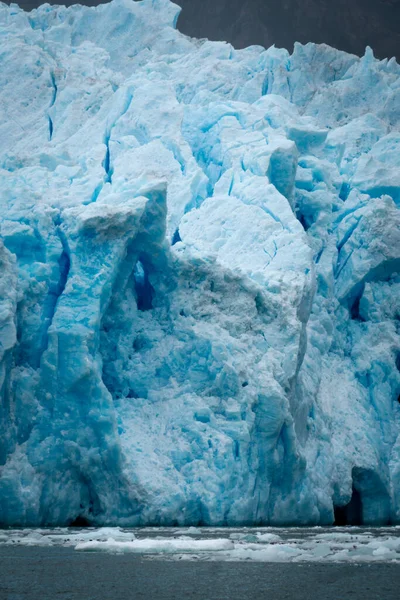 南極の氷層 ガーラッシュ海峡の向こうに氷の庭があります — ストック写真
