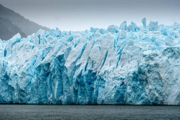 南極の氷層 ガーラッシュ海峡の向こうに氷の庭があります — ストック写真