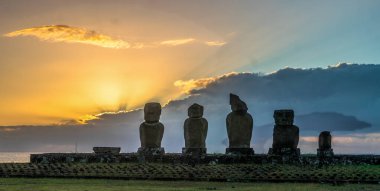 Ahu Tongariki 'den Moais, Paskalya Adası, Şili