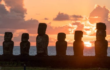 Ahu Tongariki 'den Moais, Paskalya Adası, Şili