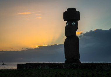 Ahu Tongariki 'den Moais, Paskalya Adası, Şili