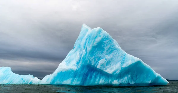 南極の氷層 ガーラッシュ海峡の向こうに氷の庭があります — ストック写真