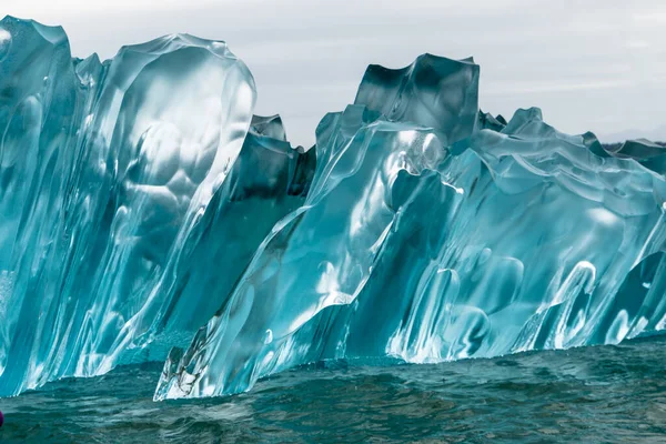 南極の氷層 ガーラッシュ海峡の向こうに氷の庭があります — ストック写真