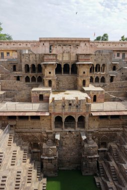 Hindistan 'ın Rajasthan, Abhaneri köyündeki ünlü Chand Baori Stepwell.