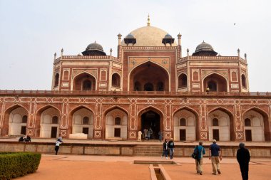 Humayun 'un mezarının güzel manzarası Babür İmparatoru Humayun' un mezarı ve Hindistan 'ın ilk bahçe mezarı Tac Mahal' in yapımına ilham kaynağı oldu. Delhi, Hindistan