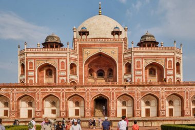 Humayun 'un mezarının güzel manzarası Babür İmparatoru Humayun' un mezarı ve Hindistan 'ın ilk bahçe mezarı Tac Mahal' in yapımına ilham kaynağı oldu. Delhi, Hindistan