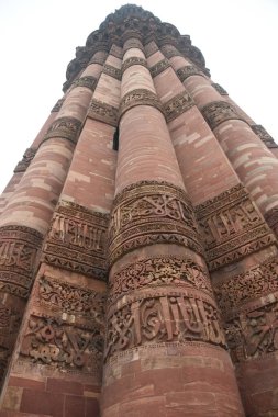 Red Fort Delhi, Babür rejimi sırasında inşa edilmiş bir kırmızı kumtaşı kale şehridir. 2007 yılında UNESCO Dünya Mirası olarak belirlenen bir Hint mimari yapısı..