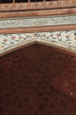 Red Fort Delhi, Babür rejimi sırasında inşa edilmiş bir kırmızı kumtaşı kale şehridir. 2007 yılında UNESCO Dünya Mirası olarak belirlenen bir Hint mimari yapısı..