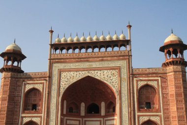 Red Fort Delhi, Babür rejimi sırasında inşa edilmiş bir kırmızı kumtaşı kale şehridir. 2007 yılında UNESCO Dünya Mirası olarak belirlenen bir Hint mimari yapısı..
