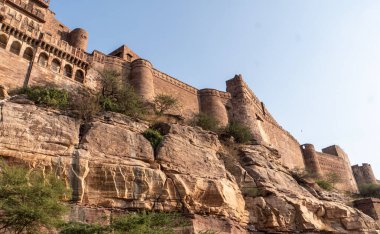 Red Fort Delhi, Babür rejimi sırasında inşa edilmiş bir kırmızı kumtaşı kale şehridir. 2007 yılında UNESCO Dünya Mirası olarak belirlenen bir Hint mimari yapısı..