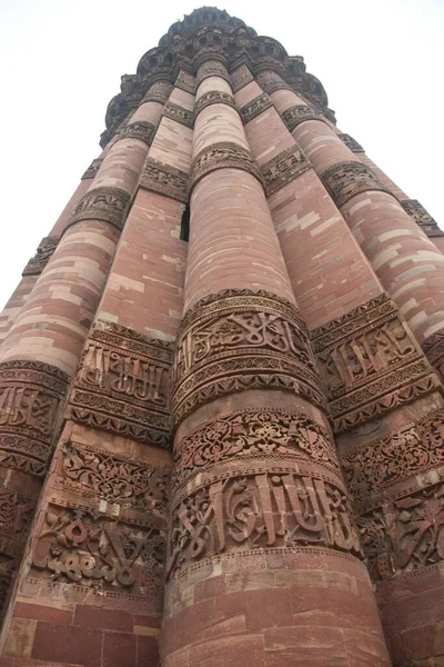 Red Fort Delhi, Babür rejimi sırasında inşa edilmiş bir kırmızı kumtaşı kale şehridir. 2007 yılında UNESCO Dünya Mirası olarak belirlenen bir Hint mimari yapısı..