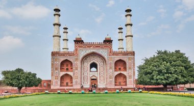 Red Fort Delhi, Babür rejimi sırasında inşa edilmiş bir kırmızı kumtaşı kale şehridir. 2007 yılında UNESCO Dünya Mirası olarak belirlenen bir Hint mimari yapısı..