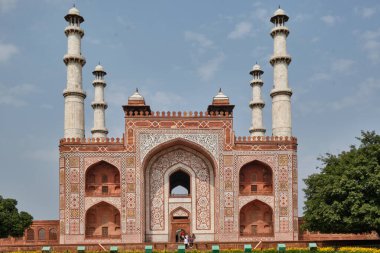 Red Fort Delhi, Babür rejimi sırasında inşa edilmiş bir kırmızı kumtaşı kale şehridir. 2007 yılında UNESCO Dünya Mirası olarak belirlenen bir Hint mimari yapısı..