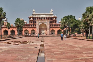 Red Fort Delhi, Babür rejimi sırasında inşa edilmiş bir kırmızı kumtaşı kale şehridir. 2007 yılında UNESCO Dünya Mirası olarak belirlenen bir Hint mimari yapısı..