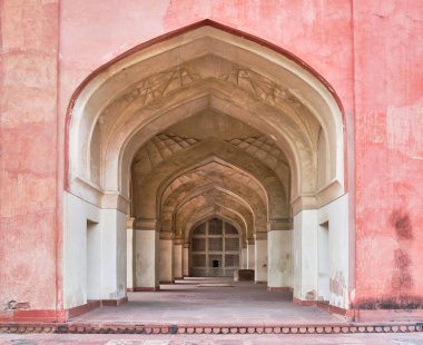 Red Fort Delhi, Babür rejimi sırasında inşa edilmiş bir kırmızı kumtaşı kale şehridir. 2007 yılında UNESCO Dünya Mirası olarak belirlenen bir Hint mimari yapısı..