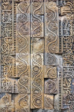 Kutub Minar Yeni Delhi, Hindistan, Hindistan 'daki en uzun minare, Yeni Delhi, Hindistan' daki Müslüman yönetiminin başlangıcını temsil eden bir mermer ve kırmızı kumtaşı kulesidir..