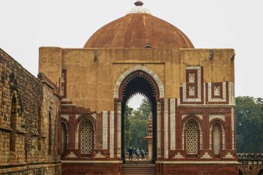 Kutub Minar Yeni Delhi, Hindistan, Hindistan 'daki en uzun minare, Yeni Delhi, Hindistan' daki Müslüman yönetiminin başlangıcını temsil eden bir mermer ve kırmızı kumtaşı kulesidir..