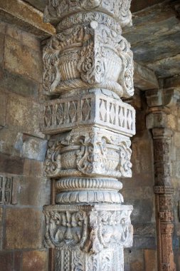 Kutub Minar Yeni Delhi, Hindistan, Hindistan 'daki en uzun minare, Yeni Delhi, Hindistan' daki Müslüman yönetiminin başlangıcını temsil eden bir mermer ve kırmızı kumtaşı kulesidir..