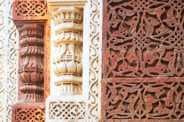 Kutub Minar Yeni Delhi, Hindistan, Hindistan 'daki en uzun minare, Yeni Delhi, Hindistan' daki Müslüman yönetiminin başlangıcını temsil eden bir mermer ve kırmızı kumtaşı kulesidir..