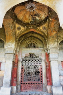 Kutub Minar Yeni Delhi, Hindistan, Hindistan 'daki en uzun minare, Yeni Delhi, Hindistan' daki Müslüman yönetiminin başlangıcını temsil eden bir mermer ve kırmızı kumtaşı kulesidir..