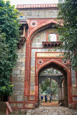 Kutub Minar Yeni Delhi, Hindistan, Hindistan 'daki en uzun minare, Yeni Delhi, Hindistan' daki Müslüman yönetiminin başlangıcını temsil eden bir mermer ve kırmızı kumtaşı kulesidir..