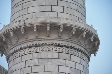 Tac Mahal, Uttar Pradesh 'in başkenti Agra' da yer alan Yamuna Nehri 'nin güney kıyısında bulunan fildişi beyazı bir mermer mozoledir..