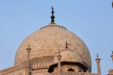 Tac Mahal, Uttar Pradesh 'in başkenti Agra' da yer alan Yamuna Nehri 'nin güney kıyısında bulunan fildişi beyazı bir mermer mozoledir..