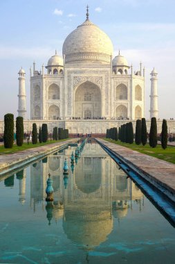 Tac Mahal, Uttar Pradesh 'in başkenti Agra' da yer alan Yamuna Nehri 'nin güney kıyısında bulunan fildişi beyazı bir mermer mozoledir..