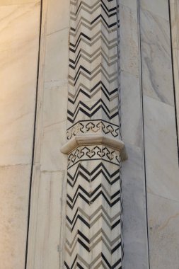 Tac Mahal, Uttar Pradesh 'in başkenti Agra' da yer alan Yamuna Nehri 'nin güney kıyısında bulunan fildişi beyazı bir mermer mozoledir..
