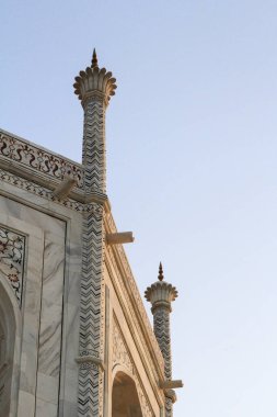 Tac Mahal, Uttar Pradesh 'in başkenti Agra' da yer alan Yamuna Nehri 'nin güney kıyısında bulunan fildişi beyazı bir mermer mozoledir..