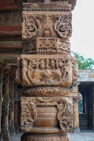 Kutub Minar Yeni Delhi, Hindistan, Hindistan 'daki en uzun minare, Yeni Delhi, Hindistan' daki Müslüman yönetiminin başlangıcını temsil eden bir mermer ve kırmızı kumtaşı kulesidir..