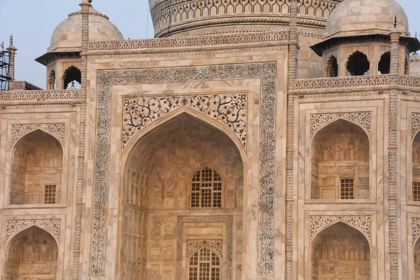タージ マハル Taj Mahal インドのウッタル プラデーシュ州アグラ市のヤムナ川南岸にある象牙の大理石の霊廟である — ストック写真