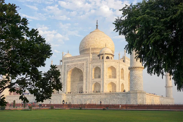 타지마할 Taj Mahal 인도의 아그라 우타르프라데시에 야무나 기슭에 상아처럼 대리석으로 — 스톡 사진