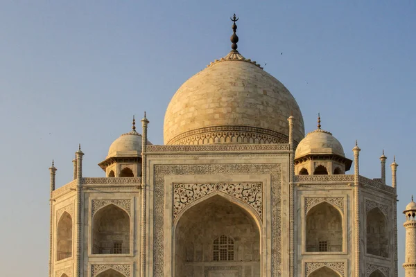 タージ マハル Taj Mahal インドのウッタル プラデーシュ州アグラ市のヤムナ川南岸にある象牙の大理石の霊廟である — ストック写真