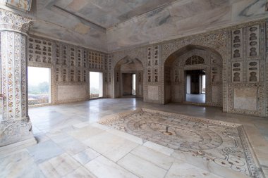 Tac Mahal, Uttar Pradesh 'in başkenti Agra' da yer alan Yamuna Nehri 'nin güney kıyısında bulunan fildişi beyazı bir mermer mozoledir..