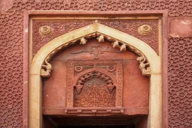 Red Fort Delhi, Babür rejimi sırasında inşa edilmiş bir kırmızı kumtaşı kale şehridir. 2007 yılında UNESCO Dünya Mirası olarak belirlenen bir Hint mimari yapısı..