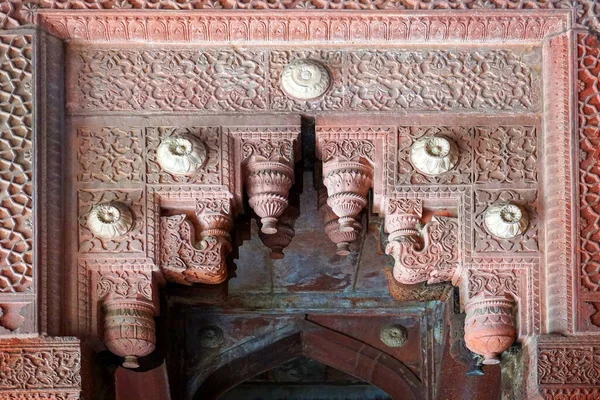 Red Fort Delhi, Babür rejimi sırasında inşa edilmiş bir kırmızı kumtaşı kale şehridir. 2007 yılında UNESCO Dünya Mirası olarak belirlenen bir Hint mimari yapısı..