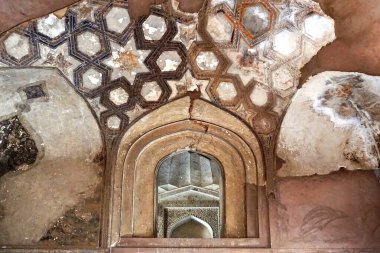 Red Fort Delhi, Babür rejimi sırasında inşa edilmiş bir kırmızı kumtaşı kale şehridir. 2007 yılında UNESCO Dünya Mirası olarak belirlenen bir Hint mimari yapısı..