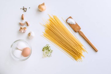 Lezzetli İtalyan makarnası için baharat ve omlet. Yukarıdan görünüşü