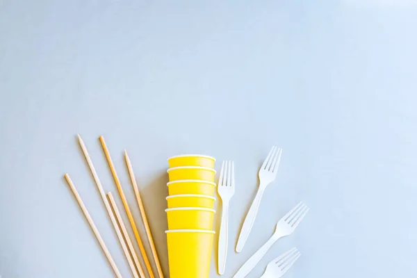 Eco-friendly disposable tableware. Paper cups, wooden container, biodegradable Cutlery, wooden skewers. The concept of zero waste. The view from the top. Copy space — Stock Photo, Image