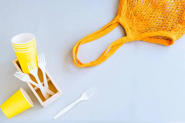 Eco-friendly disposable tableware. Paper cups, cloth bag, wooden container, biodegradable Cutlery. The concept of zero waste. The view from the top. Copy space — Stock Photo, Image