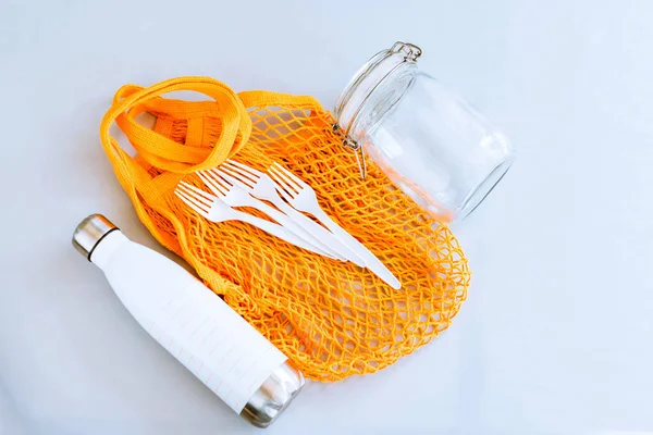 Reusable shopping bag with reusable glass and metal cans on a gray background . The concept of zero waste. No plastic. — Stock Photo, Image